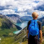 A norwegian man looking out of the fjord. Illustrating our norwegian for beginners course